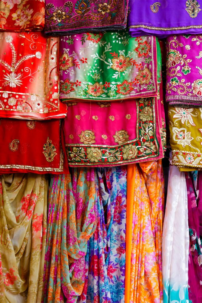 南アジア地域の女性が着用する、鮮やかな色合いの民族衣装サリー