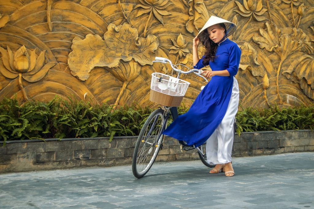 ベトナムの象徴、ひらひらとしたシルエットの伝統衣装「アオザイ